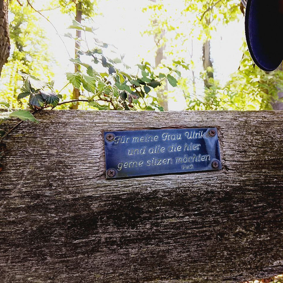 Lehne einer Ruhebank mit Widmungsschild